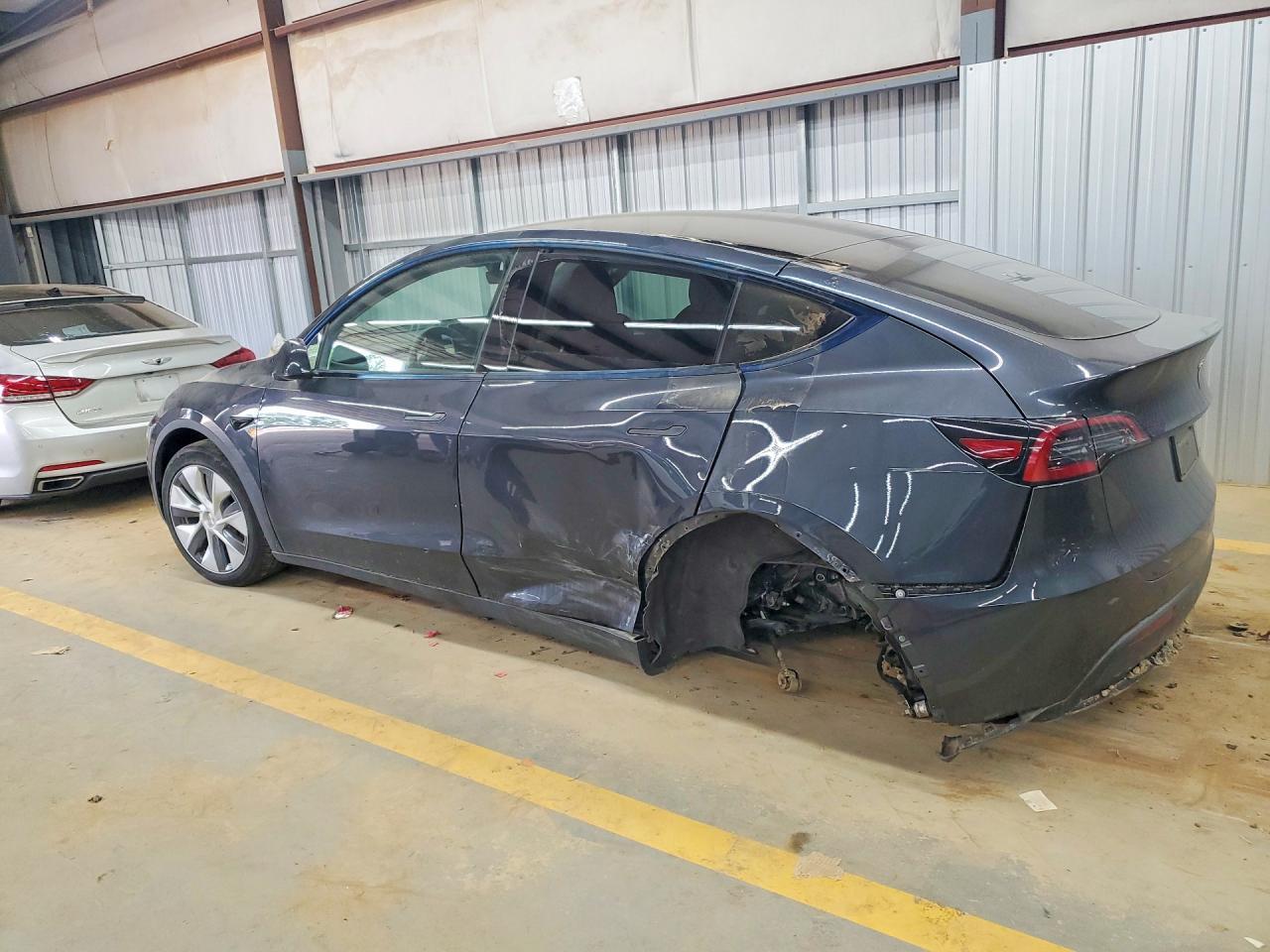 2024 Tesla Model Y - Фото 2