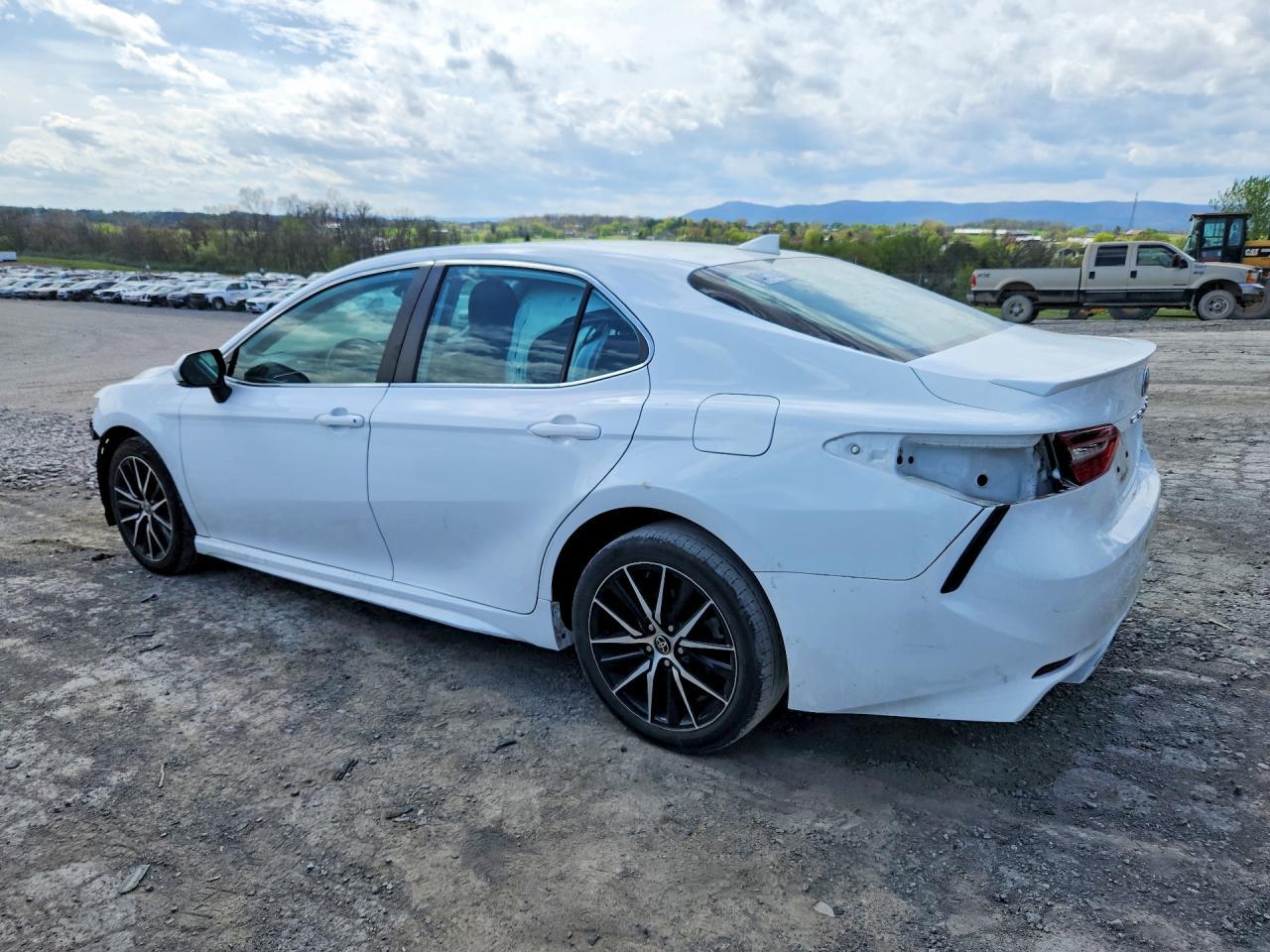 2022 Toyota Camry Se - Image 2