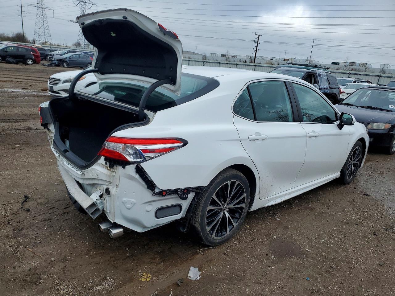 2020 Toyota Camry Se - Фото 3
