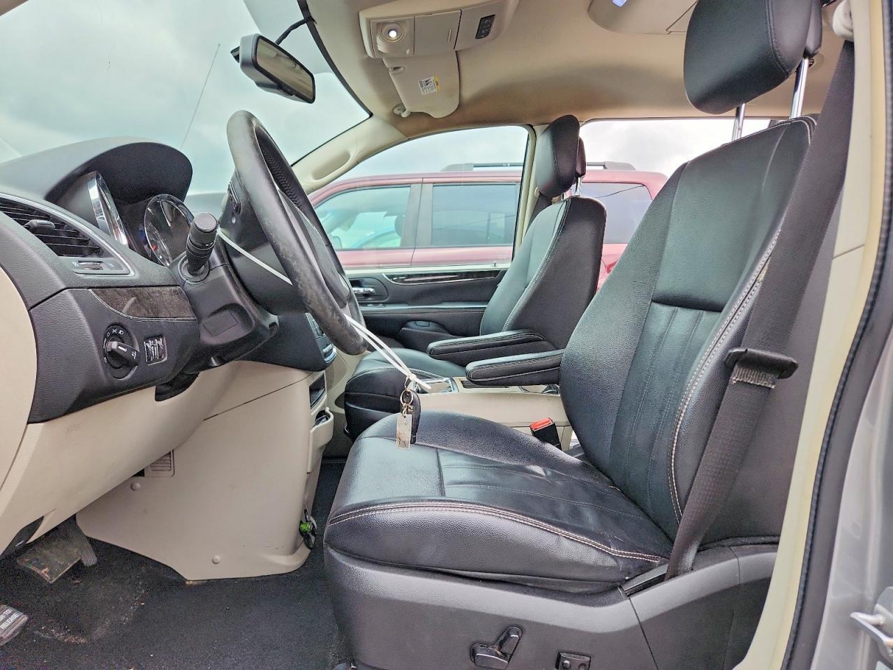 2015 Chrysler Town & Country Touring - Image 7