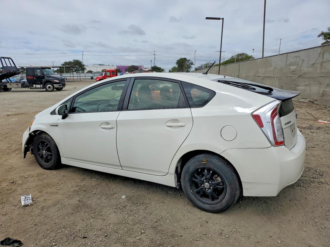 2015 Toyota Prius Two - Фото 2