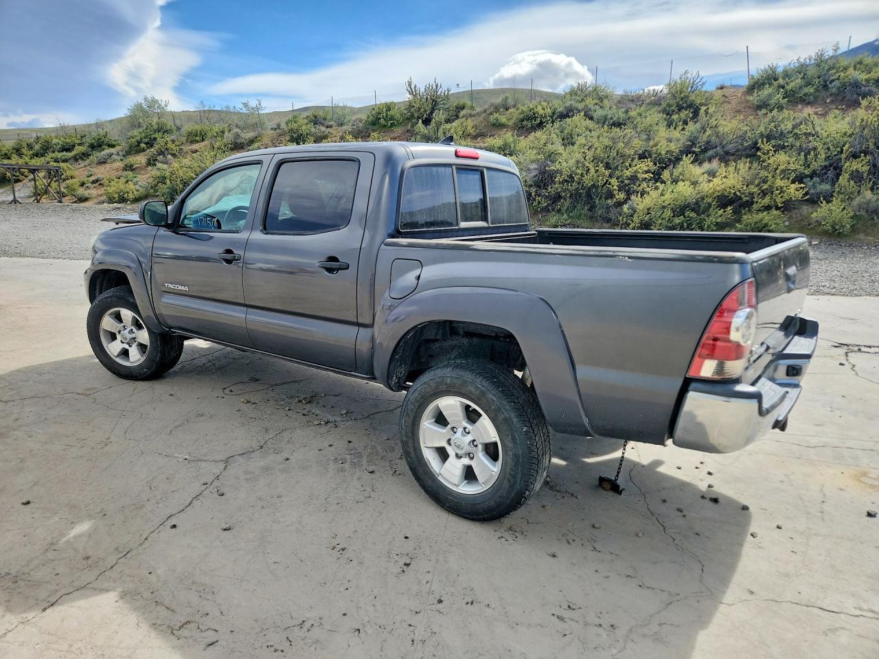 2015 Toyota Tacoma V6 - Image 2