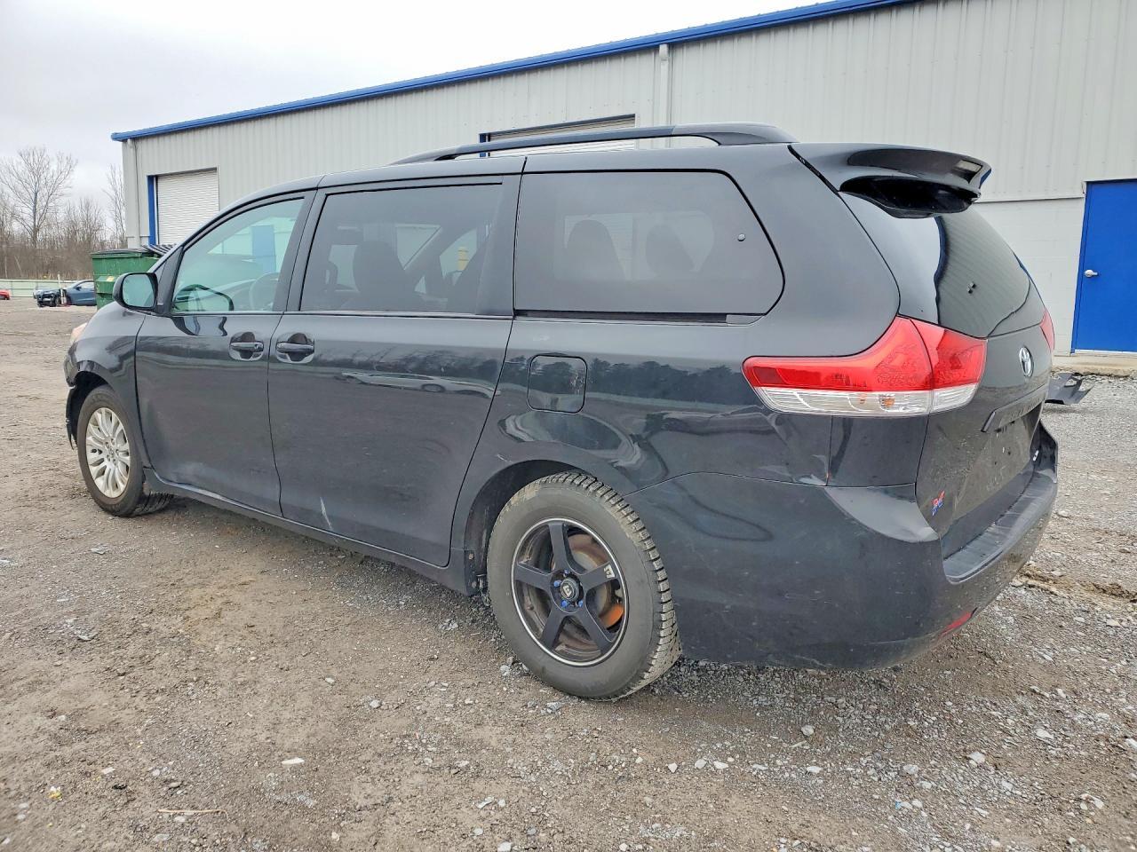 2013 Toyota Sienna Xle 8-Passenger - Фото 2