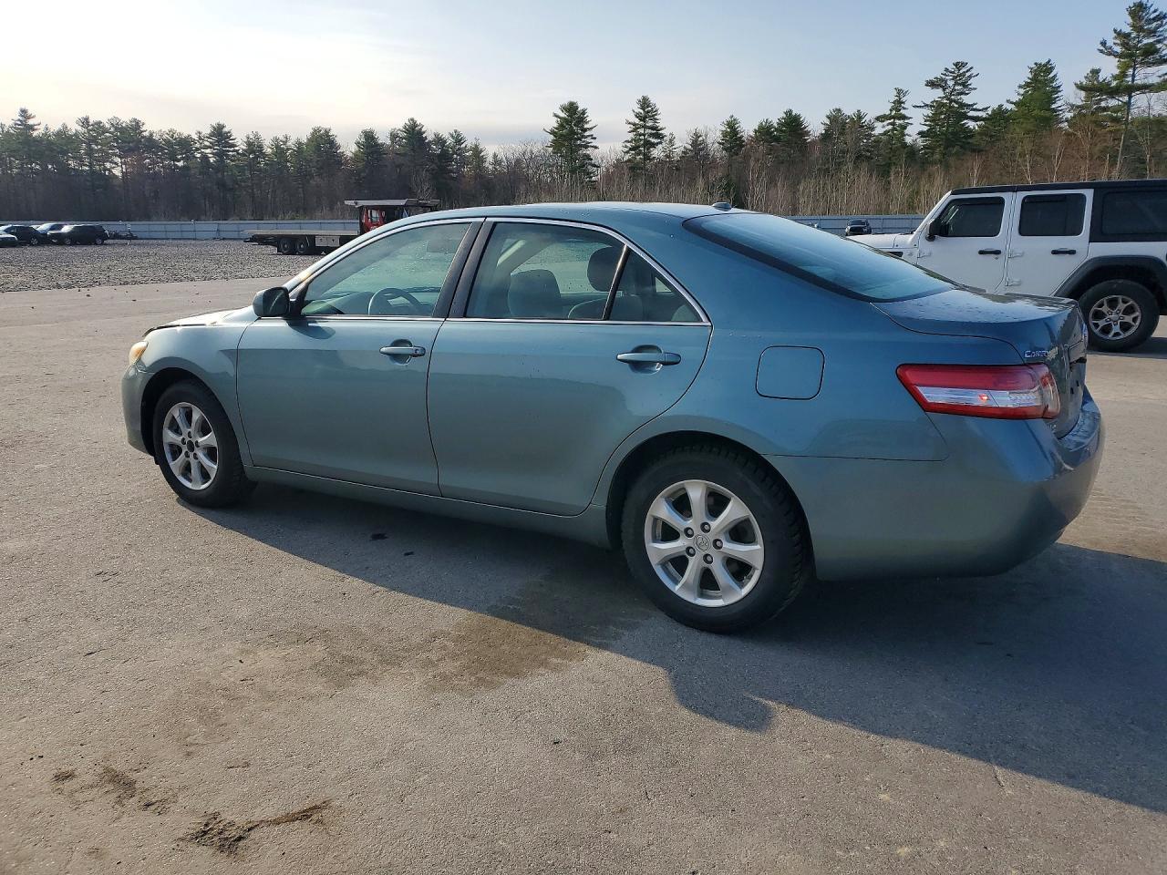 2010 Toyota Camry Le - Image 2