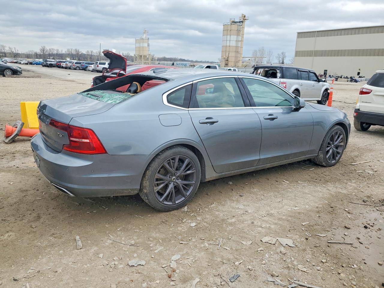 2017 Volvo S90 T6 Momentum - Image 3