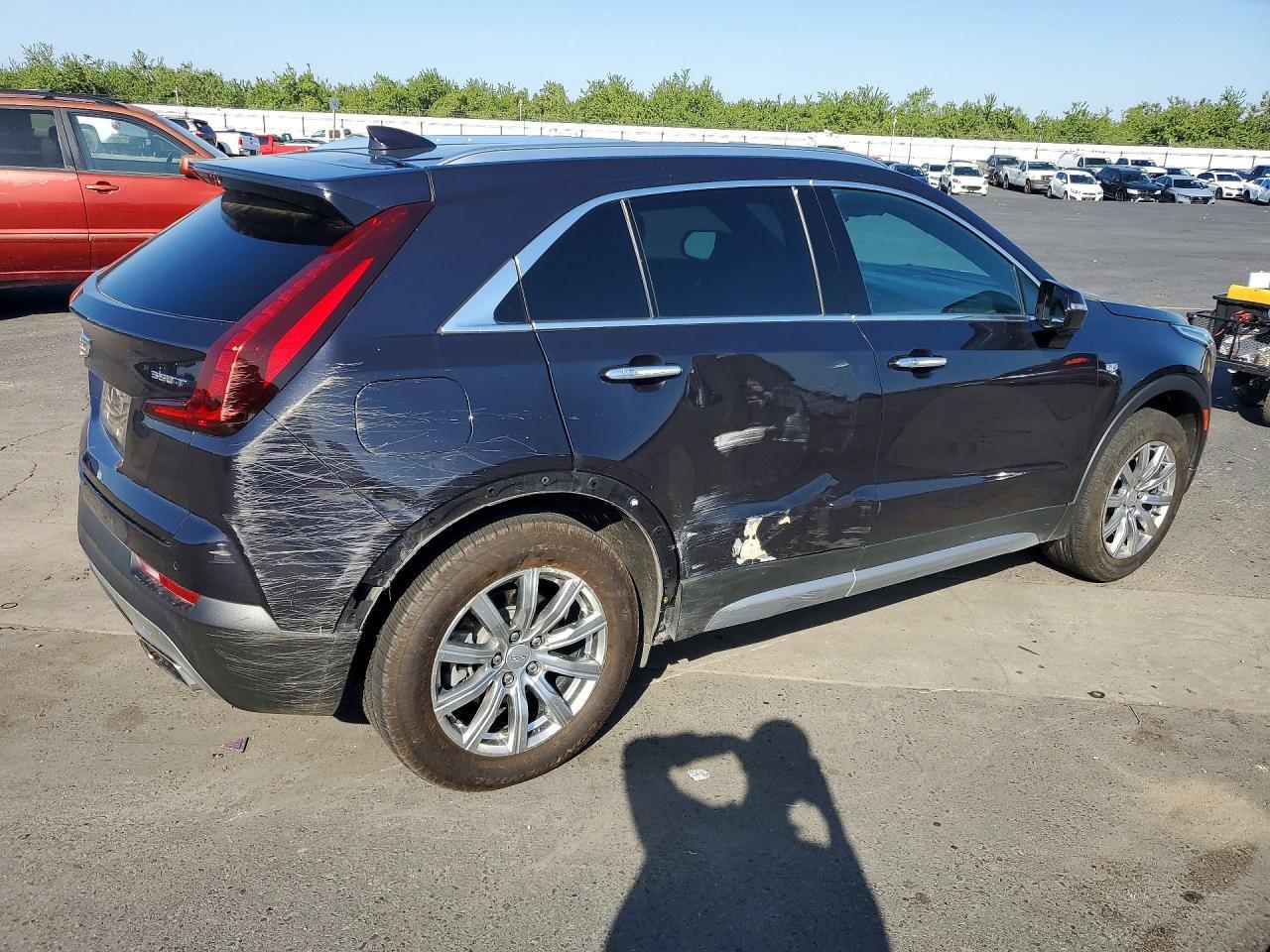 2023 Cadillac Xt4 Premium Luxury - Image 3