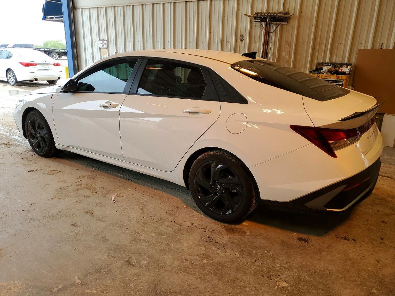 2026 Hyundai Elantra Sel Sport - Image 2