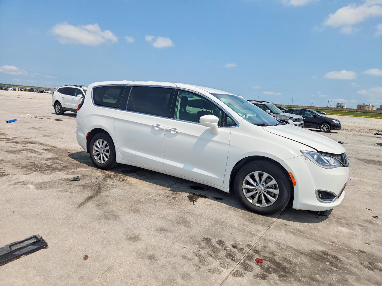 2018 Chrysler Pacifica Touring Plus - Фото 4