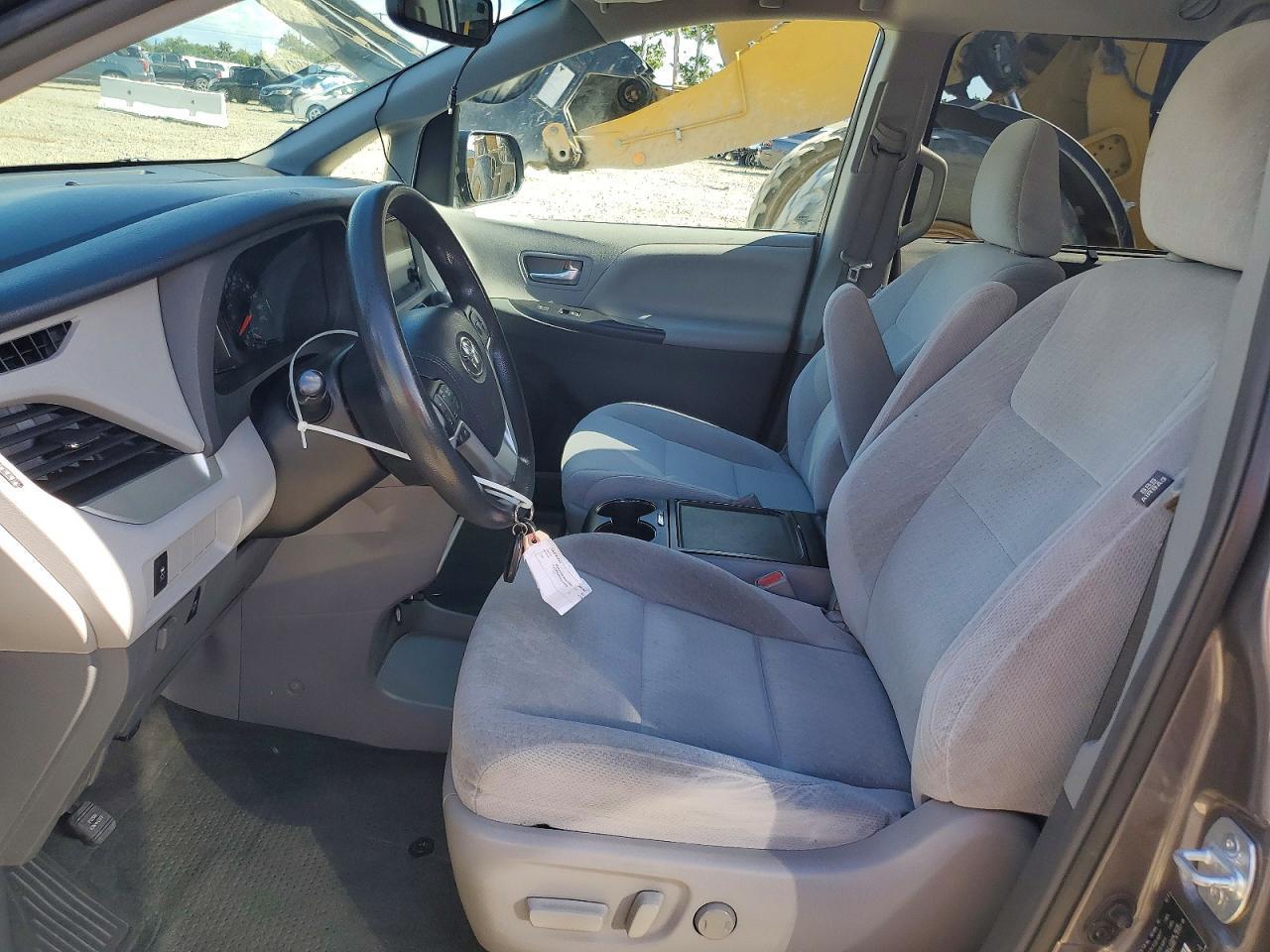 2015 Toyota Sienna Le - Image 7