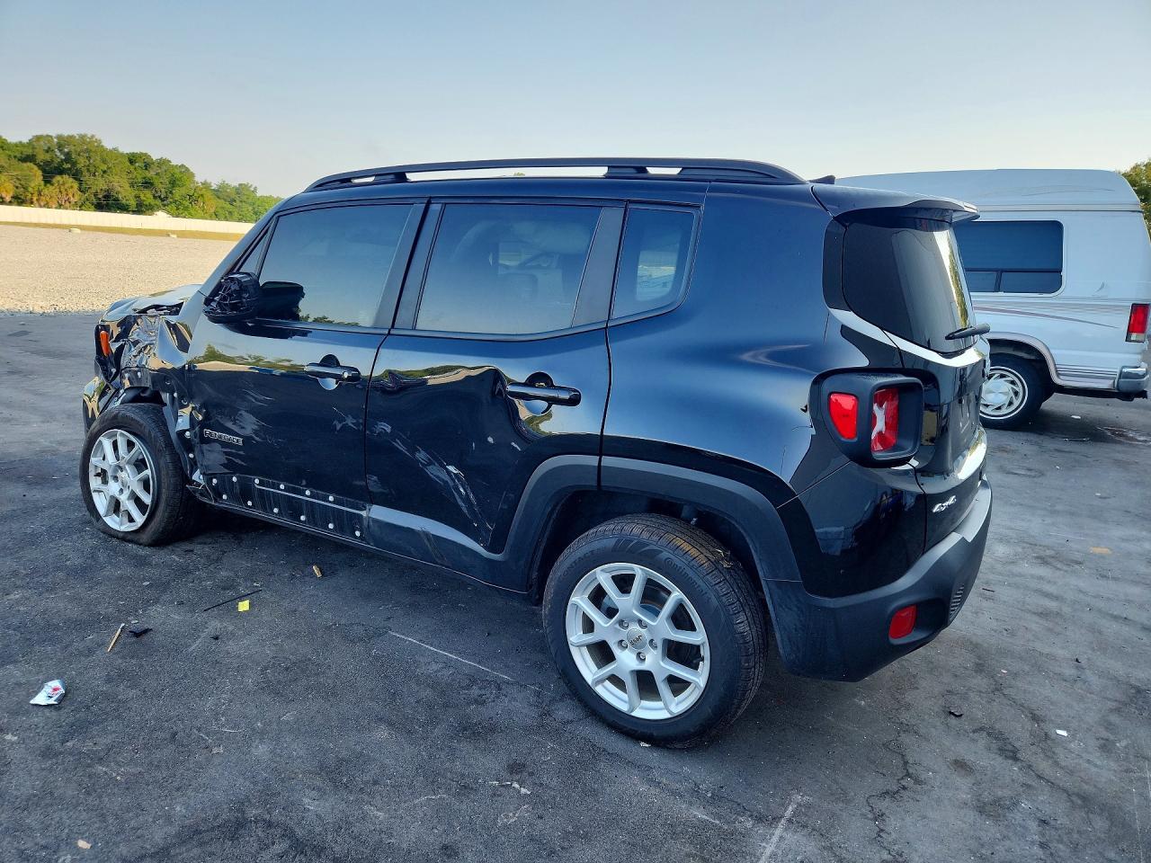 2023 Jeep Renegade Latitude - Image 2