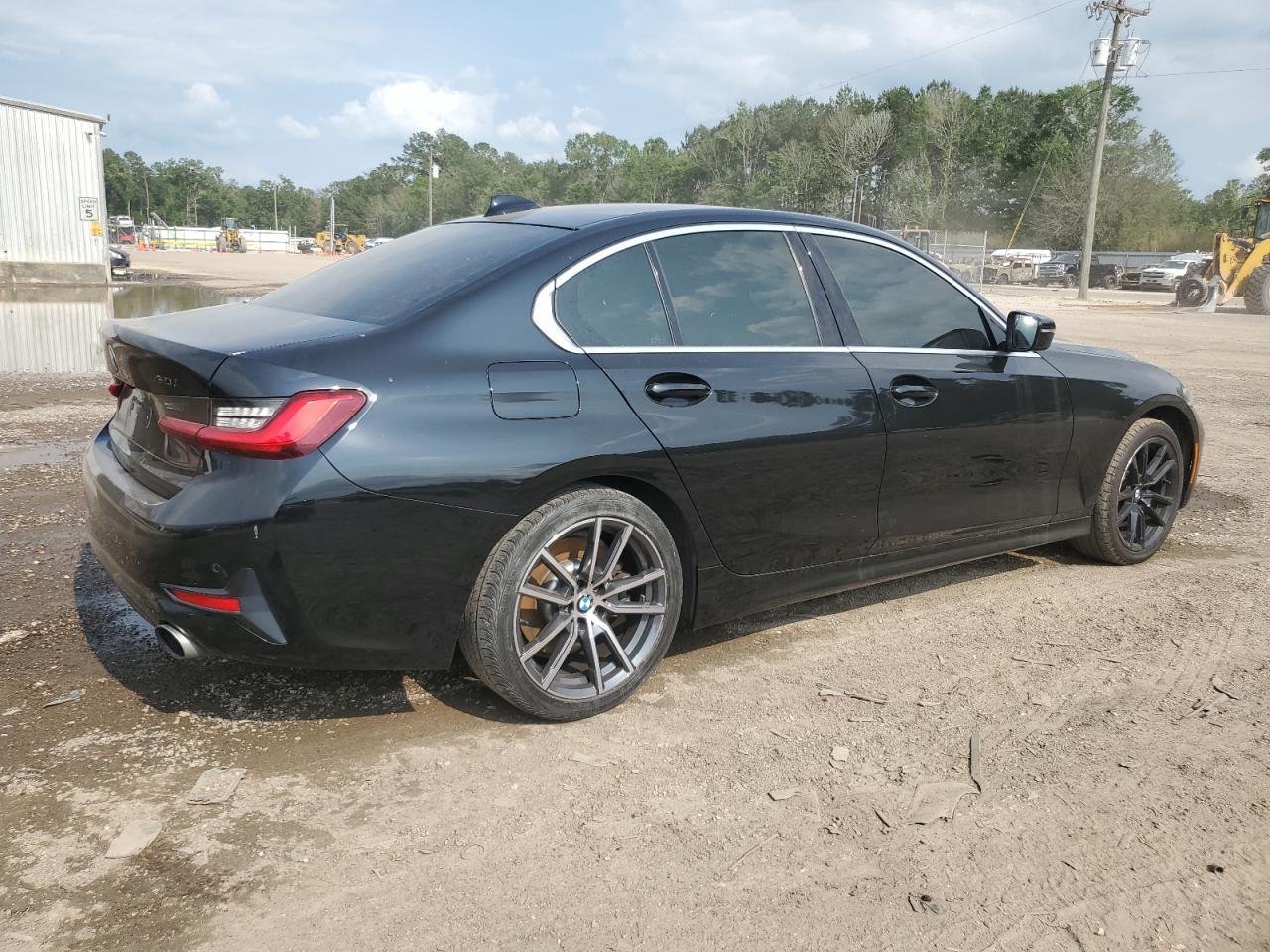 2020 BMW 330Xi - Фото 3
