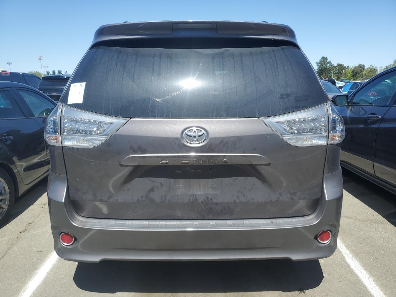 2016 Toyota Sienna Se - Фото 6