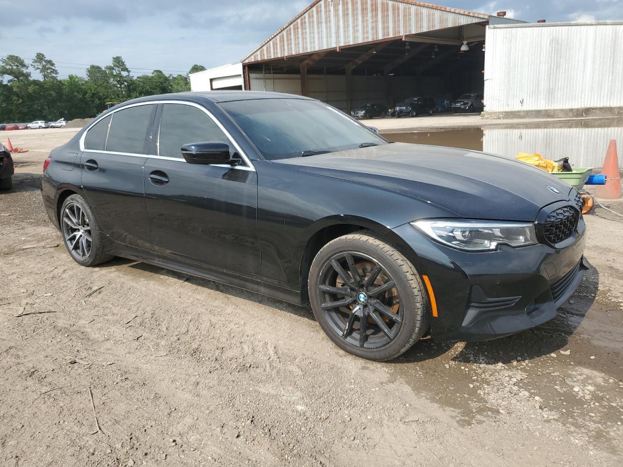 2020 BMW 330Xi - Фото 4
