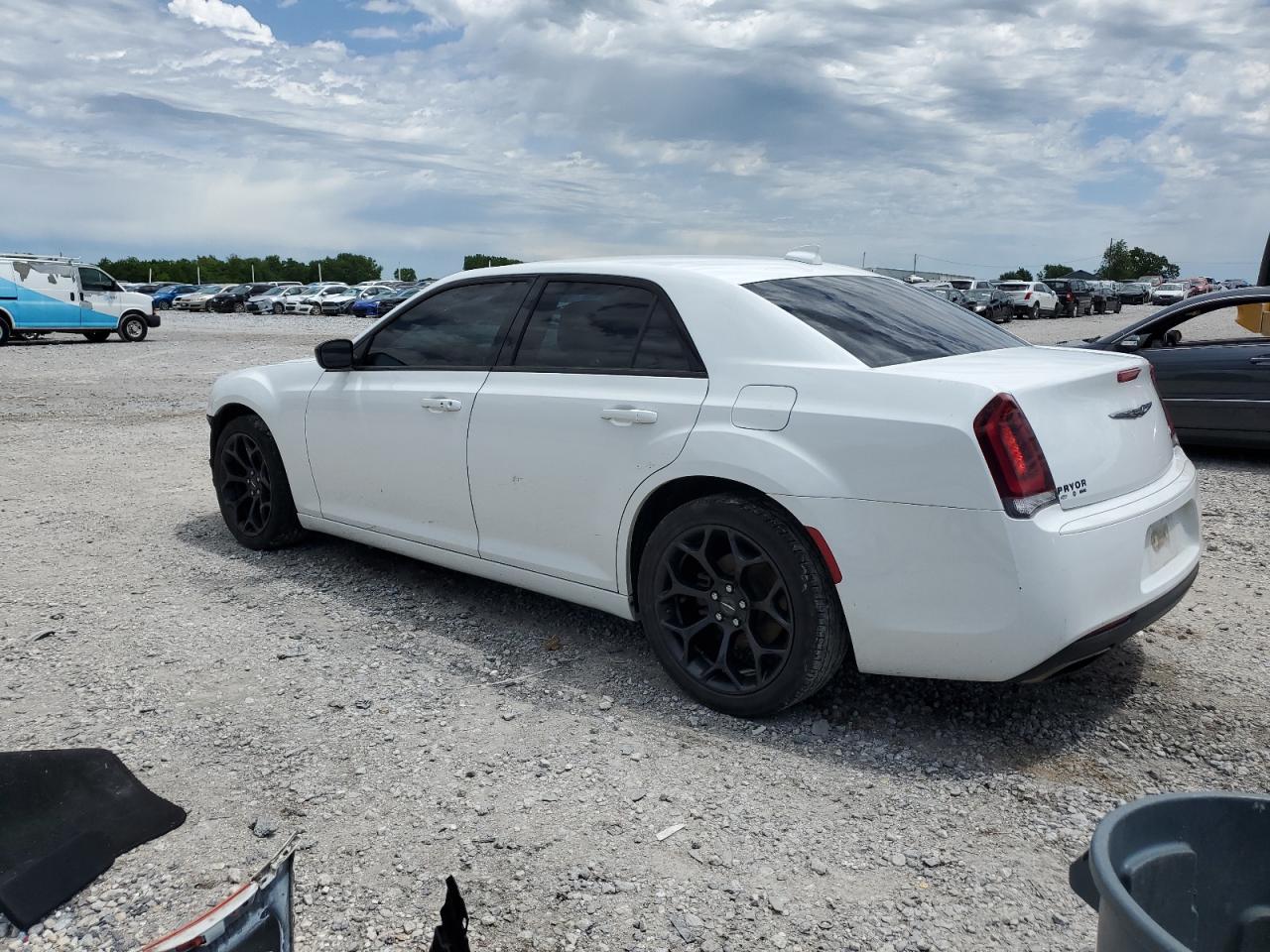2019 Chrysler 300 Touring - Фото 2