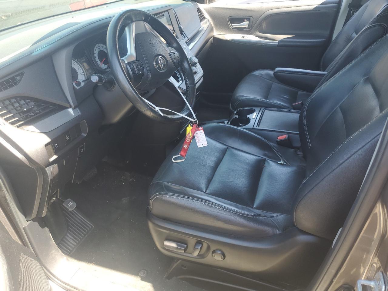 2016 Toyota Sienna Se - Фото 7
