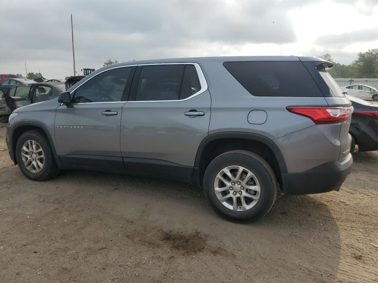 2021 Chevrolet Traverse Ls - Фото 2