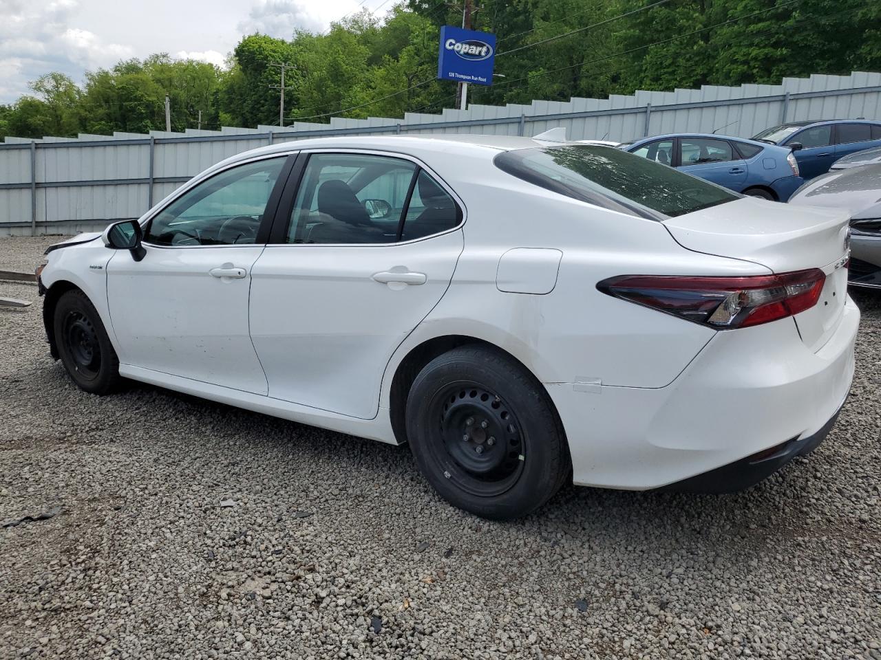 2021 Toyota Camry Le - Фото 2