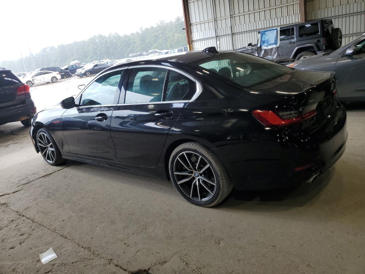2020 BMW 330Xi - Фото 2