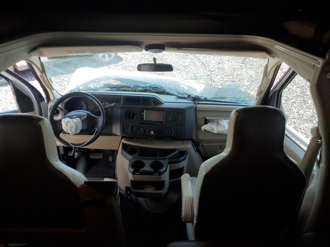 2017 Ford Econoline E450 Super Duty Cutaway Van - Image 5