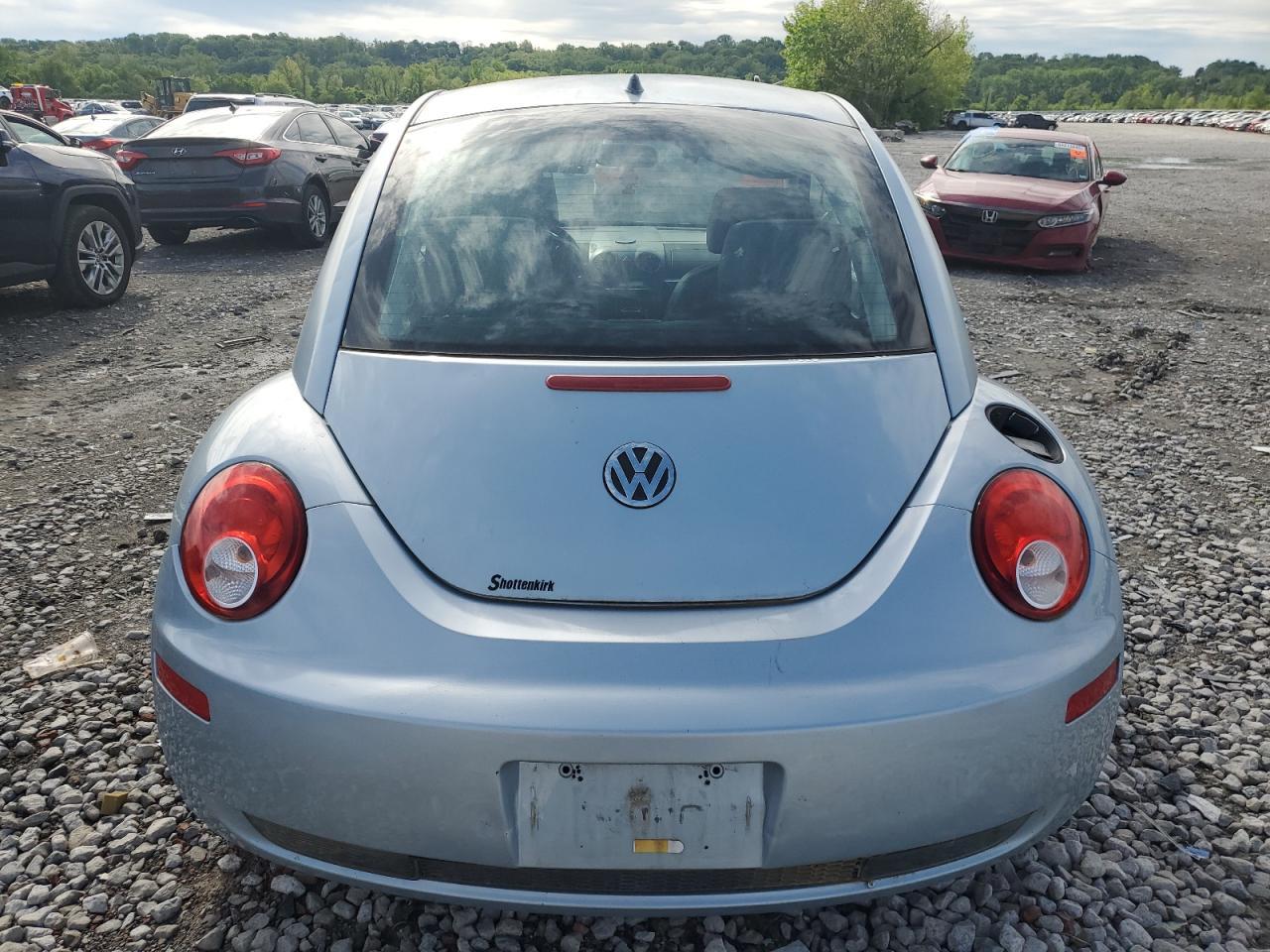 2010 Volkswagen New Beetle - Image 6