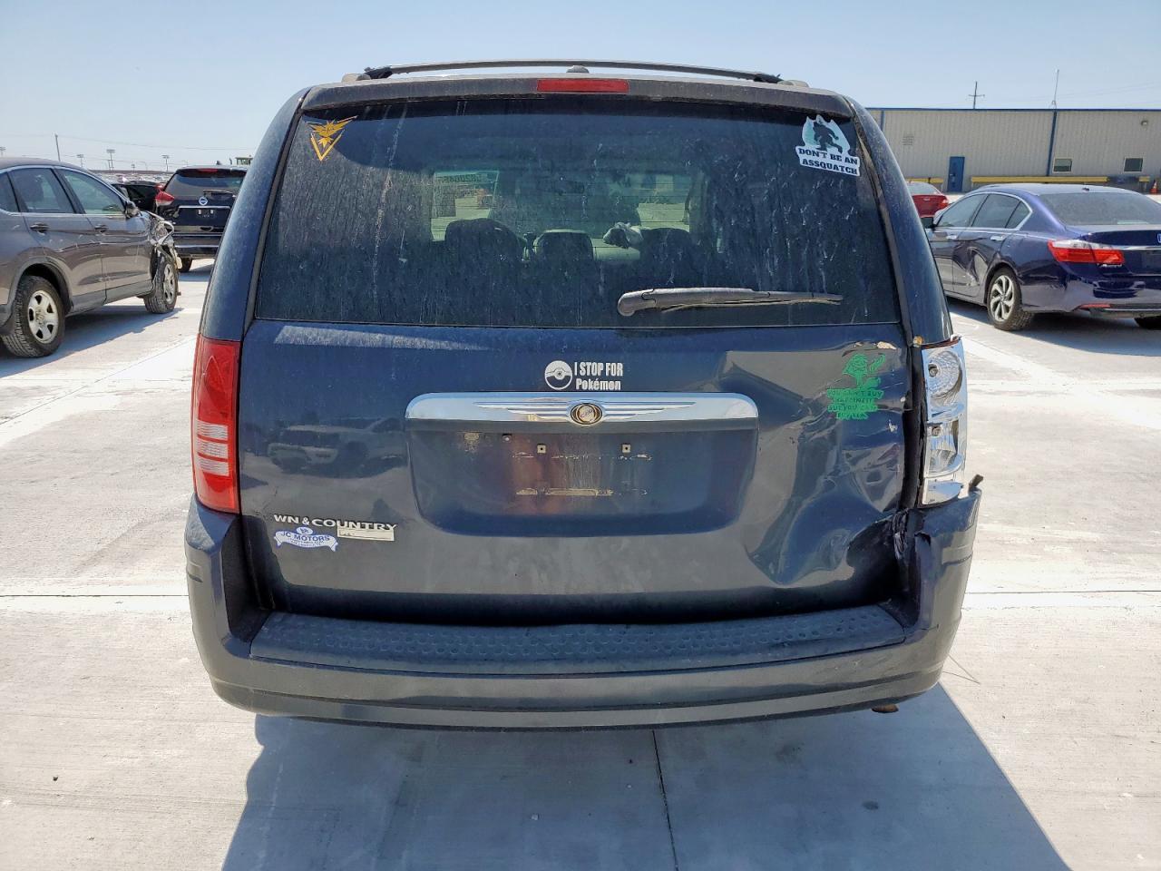 2008 Chrysler Town & Country Touring - Image 6