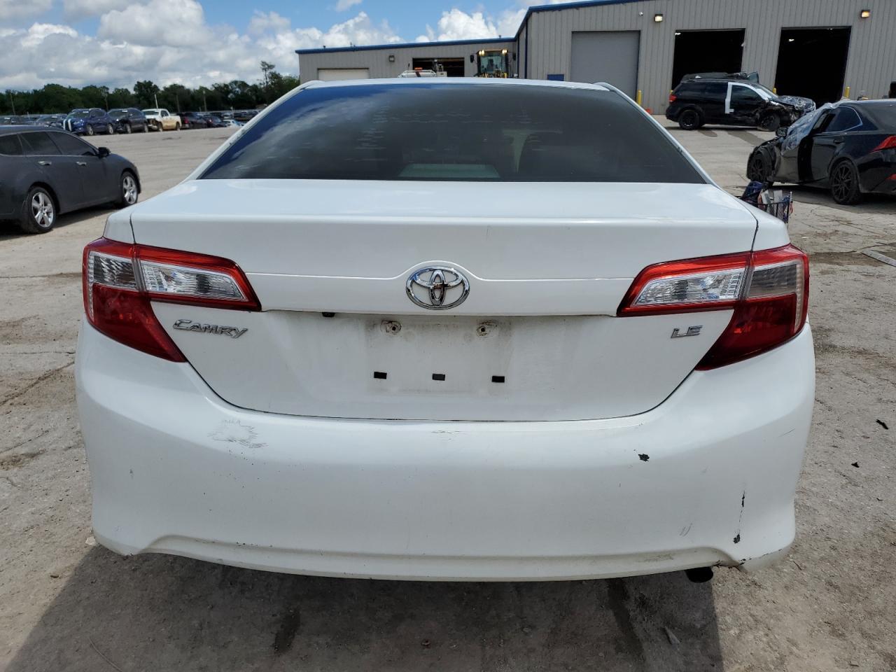 2014 Toyota Camry L - Фото 6