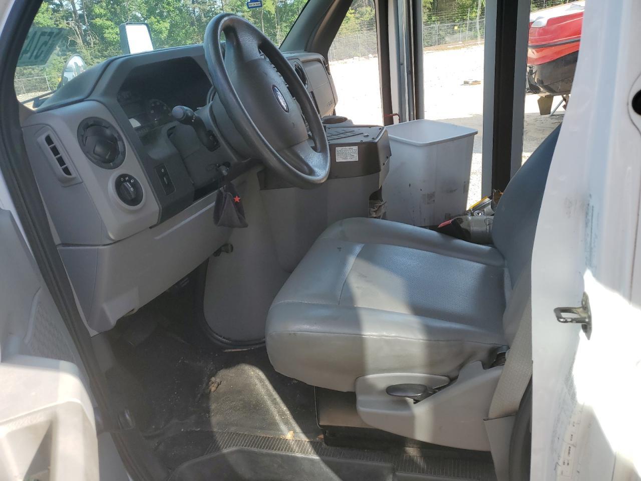 2016 Ford Econoline E350 Super Duty Cutaway Van - Image 7