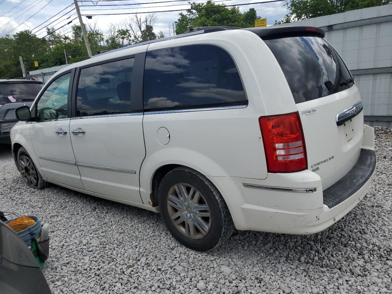 2010 Chrysler Town & Country Limited - Фото 2