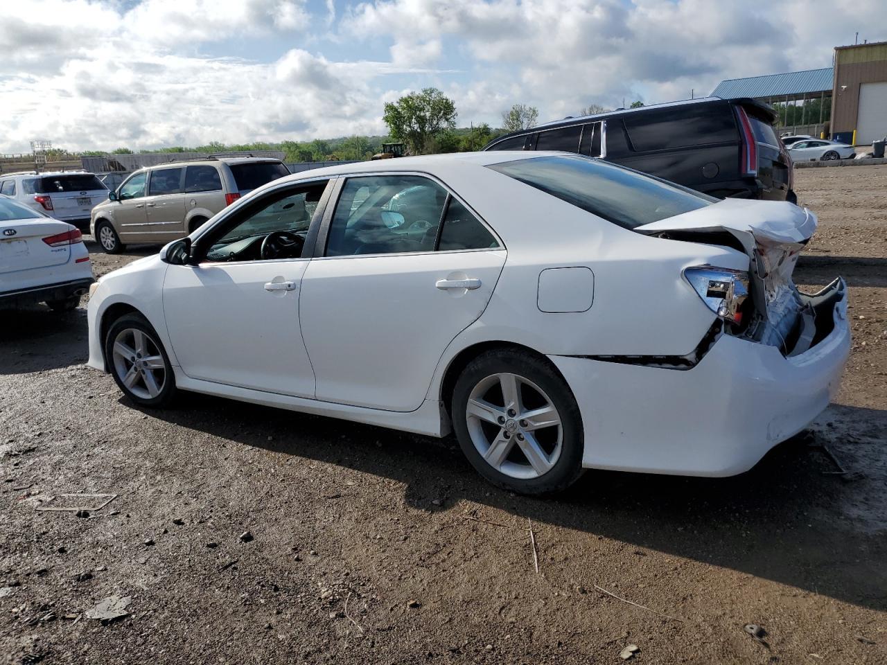 2013 Toyota Camry L - Фото 2