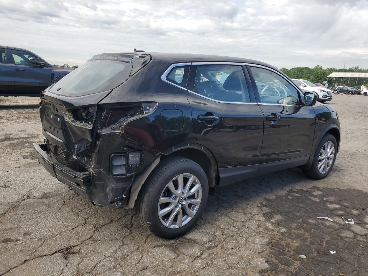 2022 Nissan Rogue Sport S - Image 3