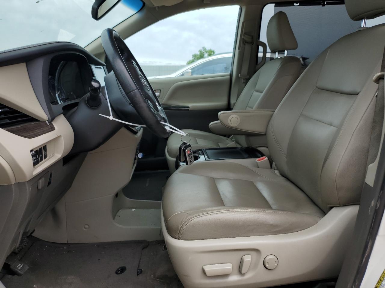 2015 Toyota Sienna Xle - Image 7