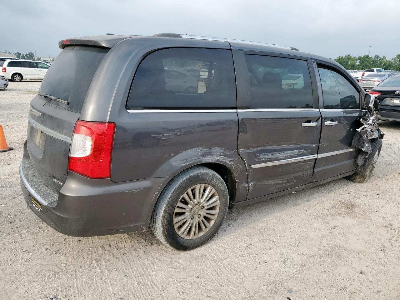 2016 Chrysler Town & Country Limited - Фото 3