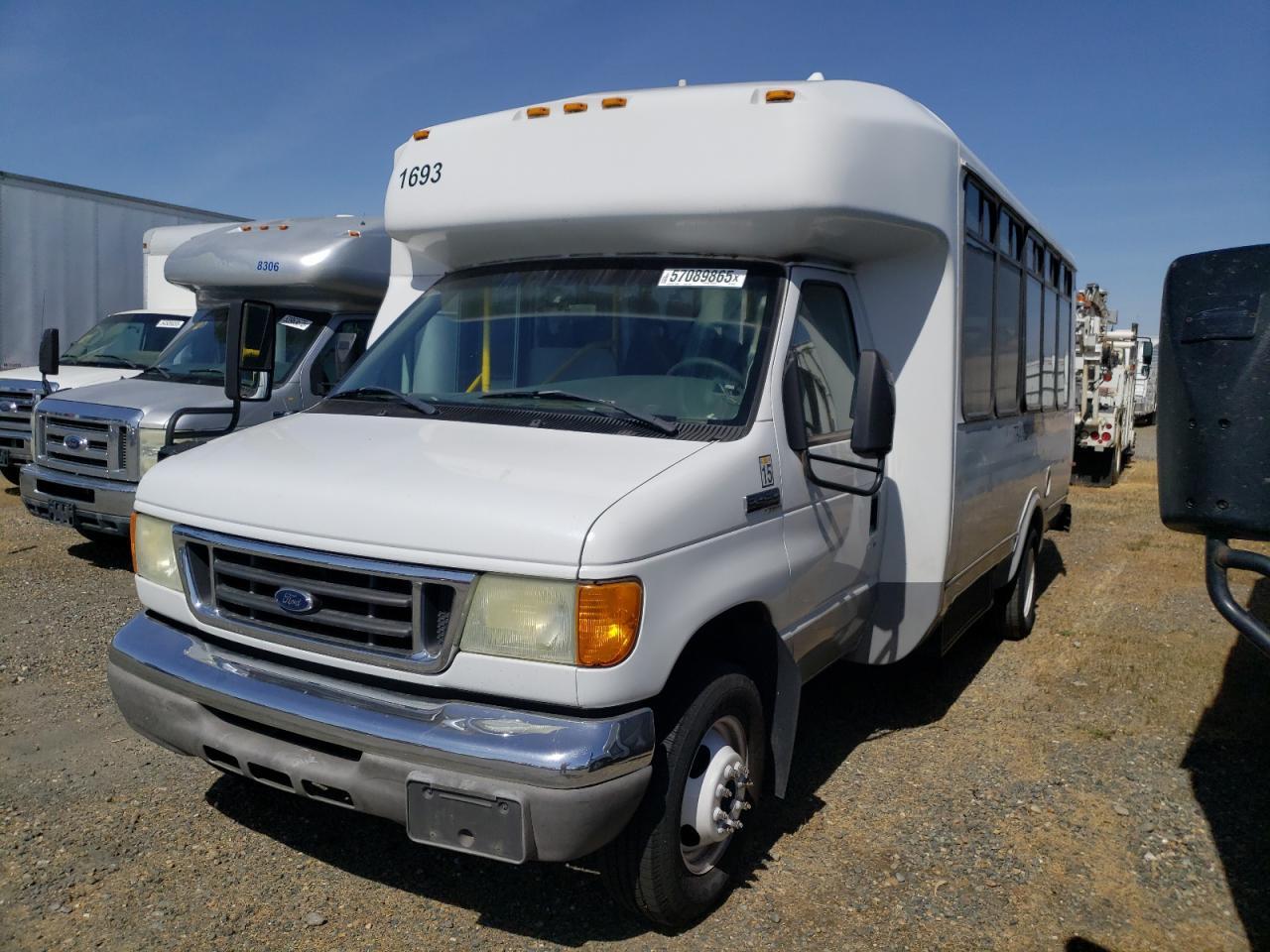 2007 Ford Econoline E450 Super Duty Cutaway Van - Image 2
