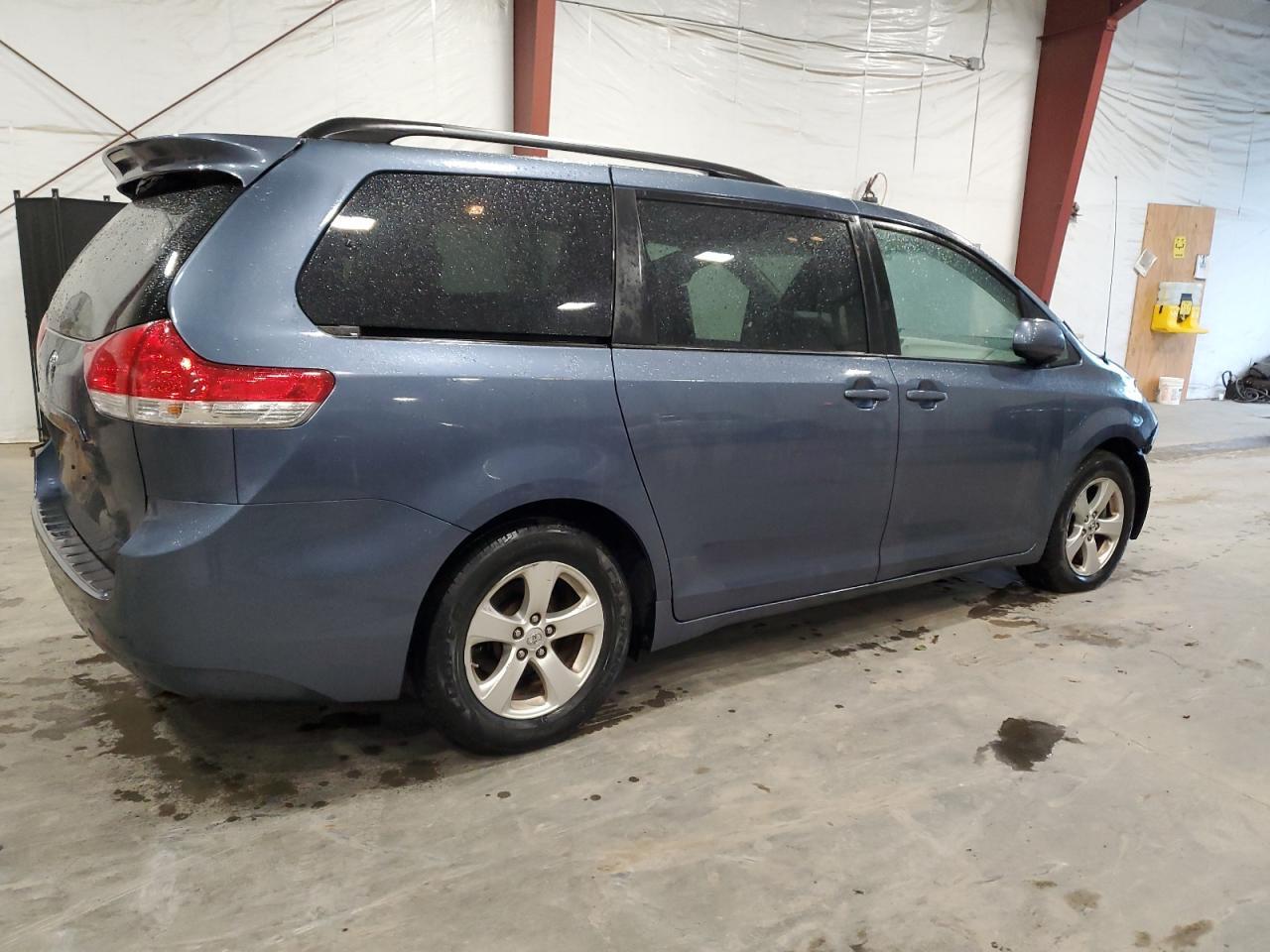 2014 Toyota Sienna Le - Image 3