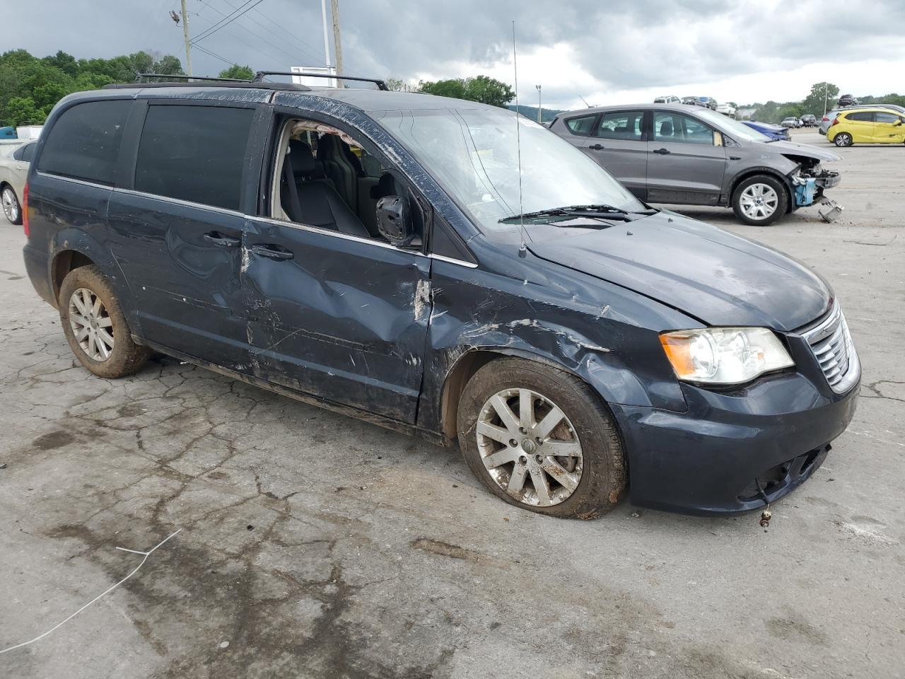 2013 Chrysler Town & Country Touring - Image 4