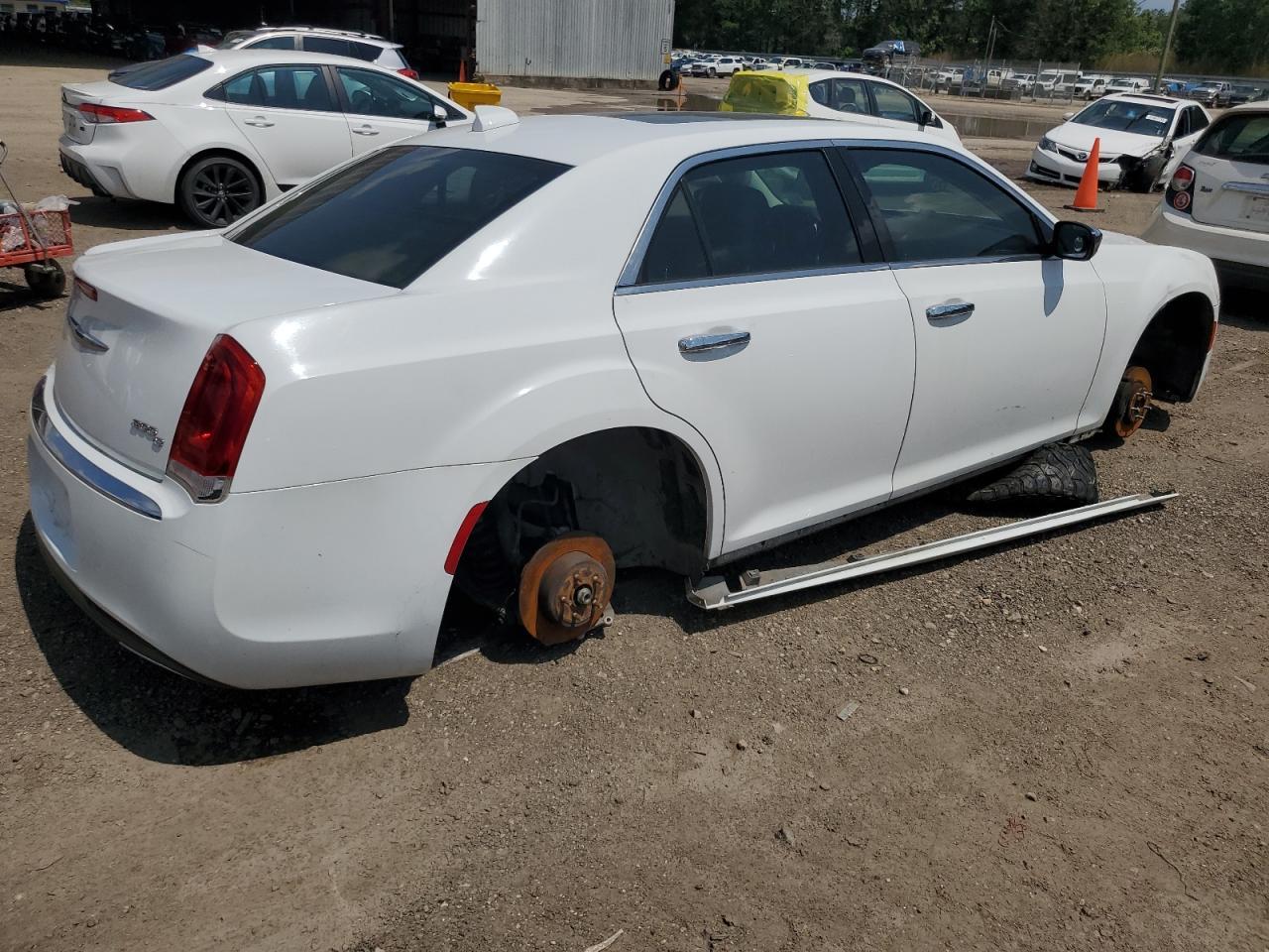 2016 Chrysler 300C - Image 3