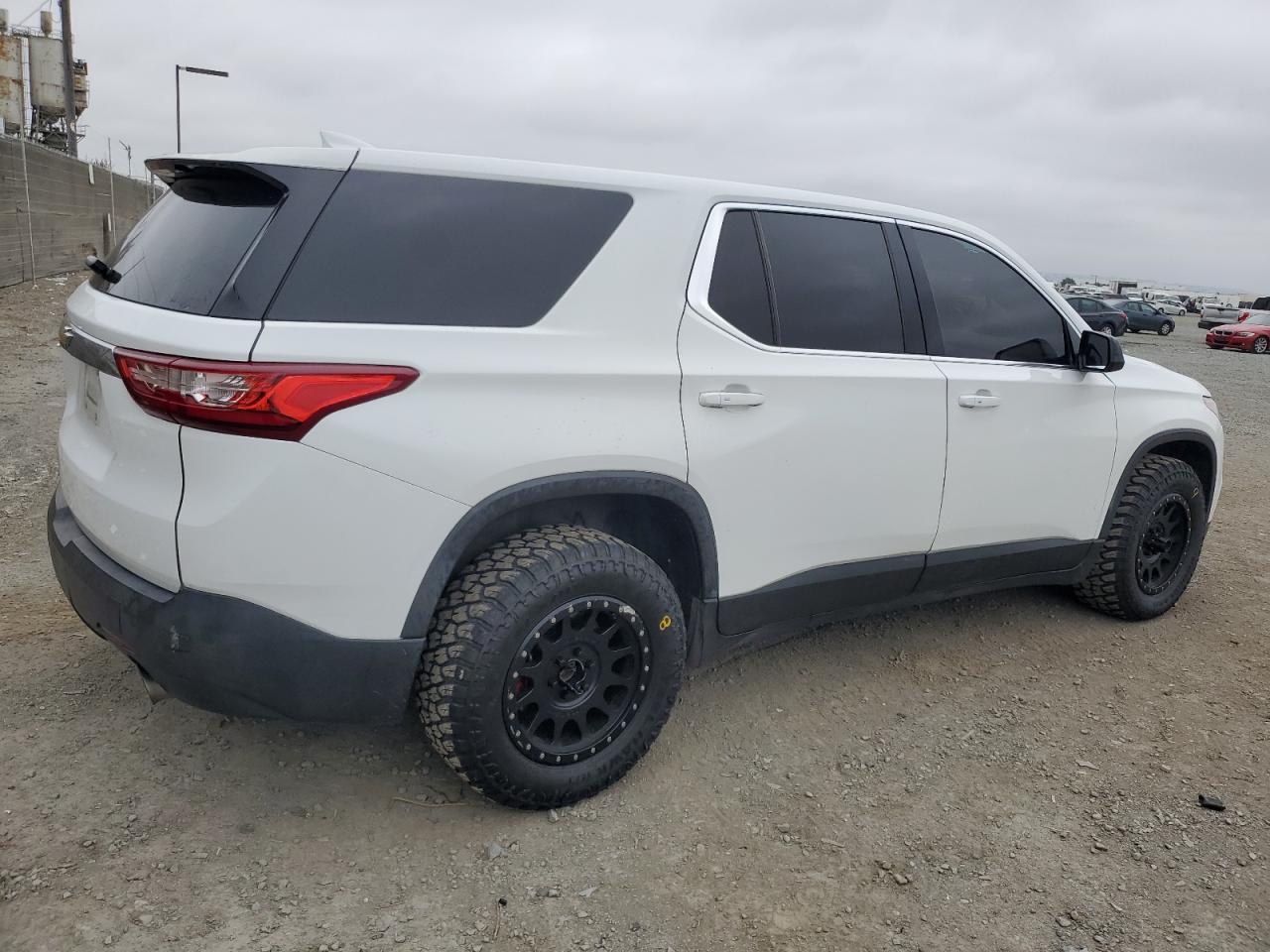 2020 Chev Traverse Ls - Фото 3