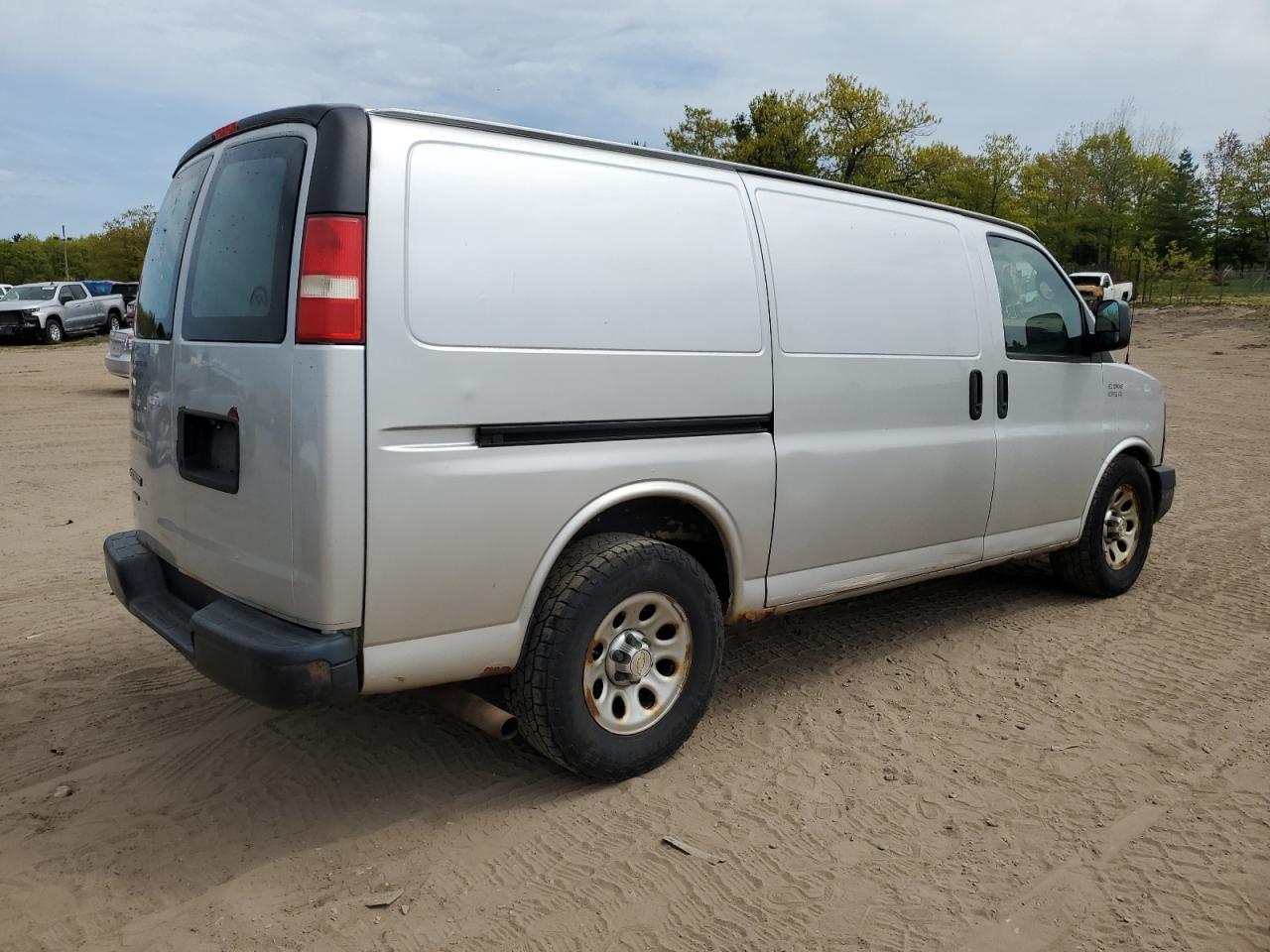 2011 Chevrolet Express G1500 - Фото 3