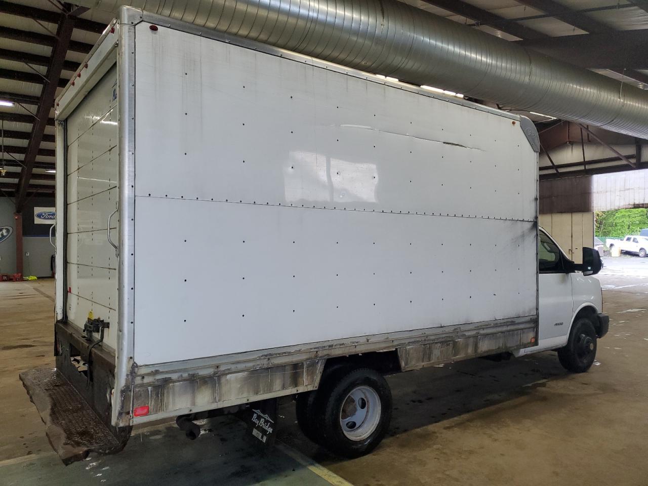 2016 Chevrolet Express G4500 - Image 3