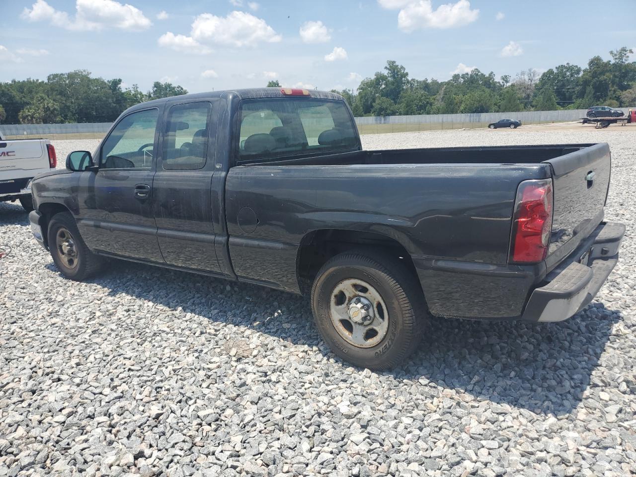 2004 Chevrolet Silverado C1500 - Image 2
