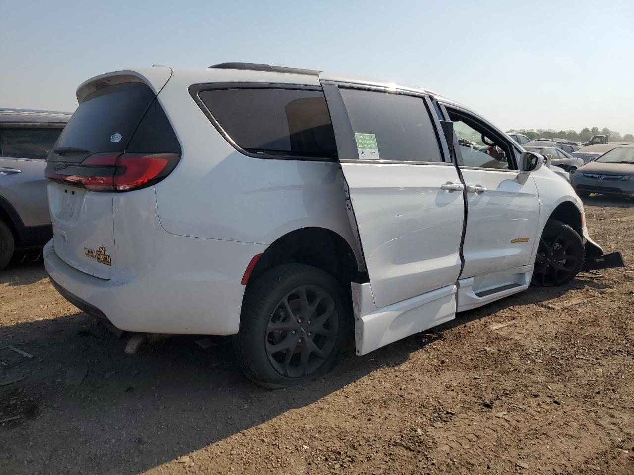 2022 Chrysler Pacifica Touring L - Фото 3