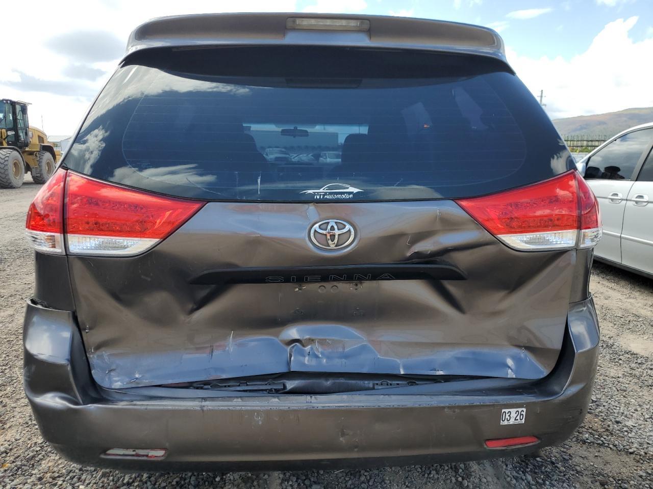 2011 Toyota Sienna Base - Фото 6