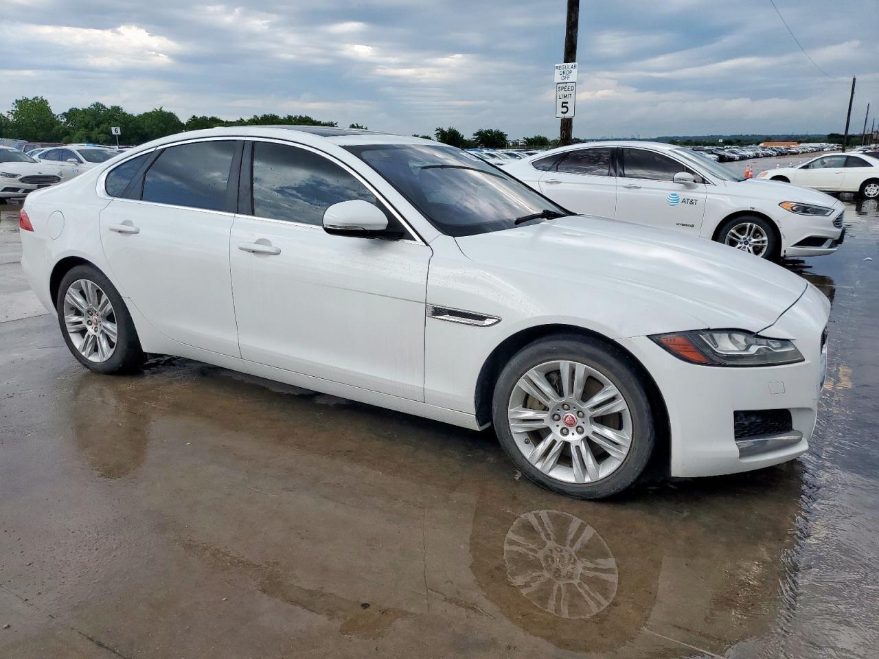 2016 Jaguar Xf Premium - Image 4