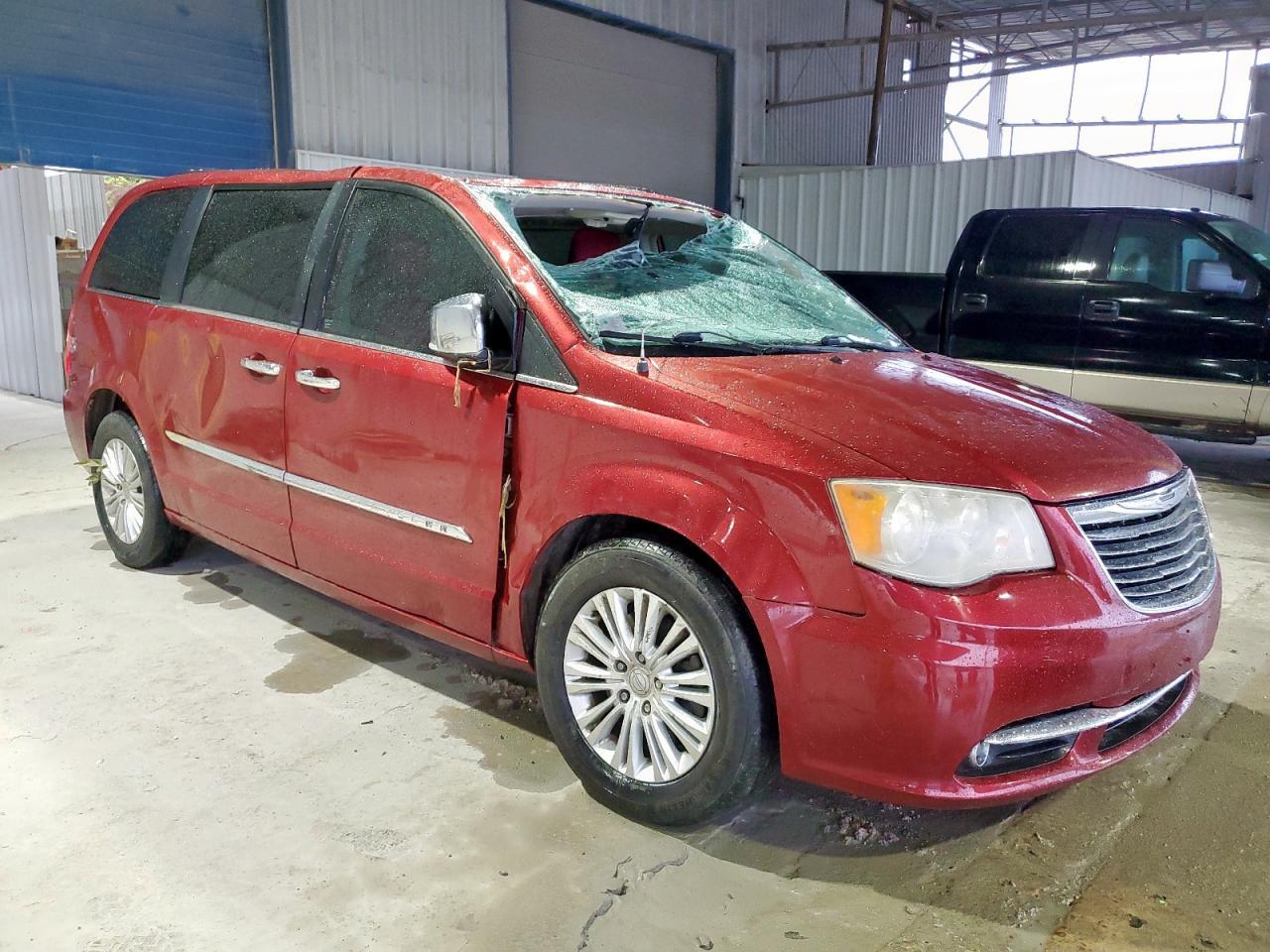 2013 Chrysler Town & Country Touring L - Фото 4