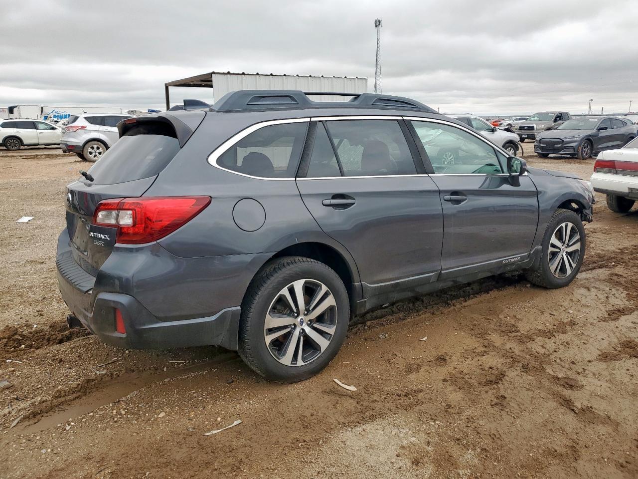 2018 Subaru Outback 3.6R Limited - Image 3