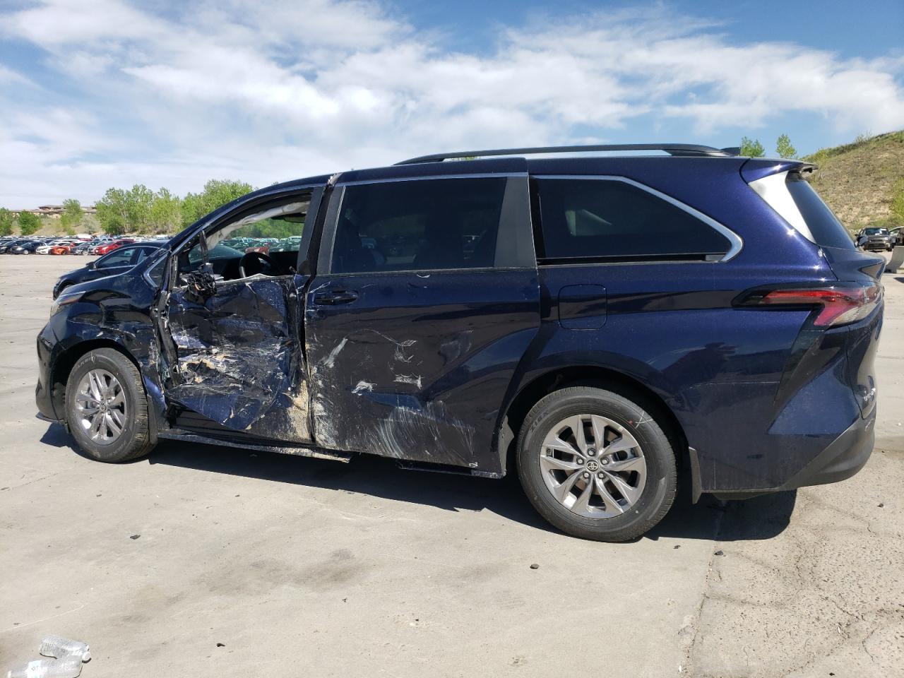 2025 Toyota Sienna Le - Фото 2