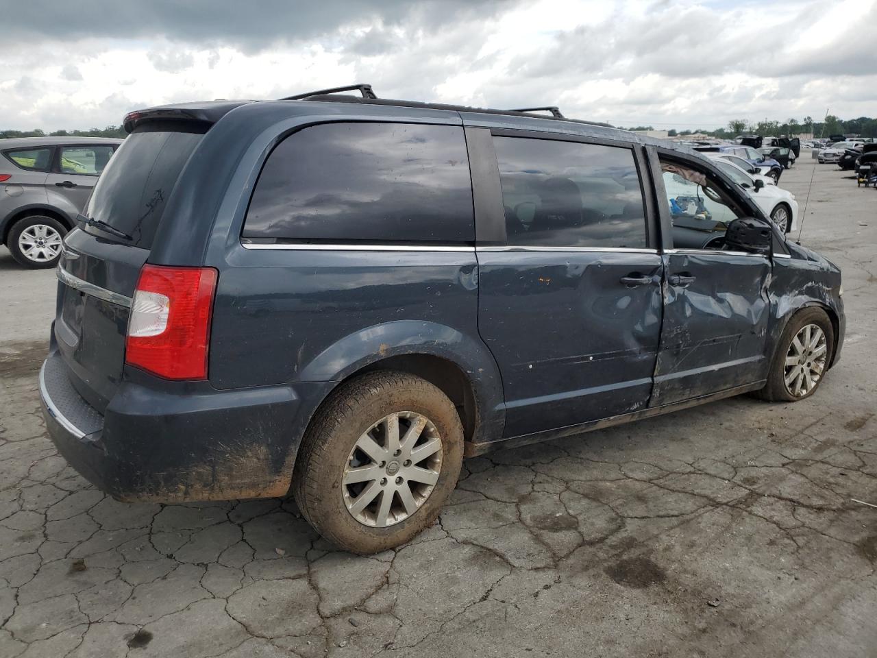 2013 Chrysler Town & Country Touring - Image 3
