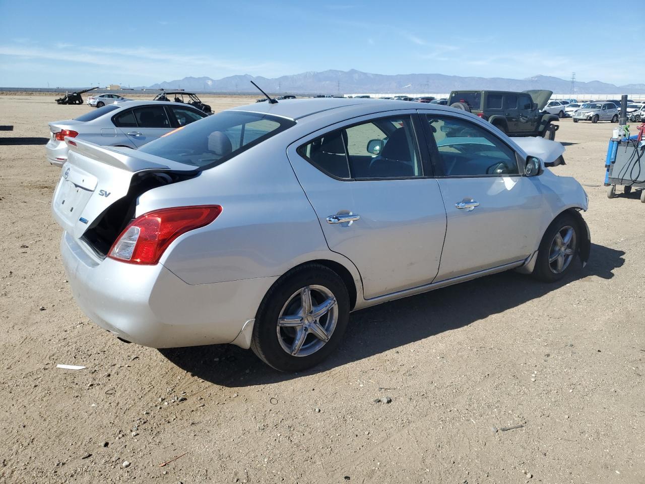 2013 Nissan Versa S - Фото 3