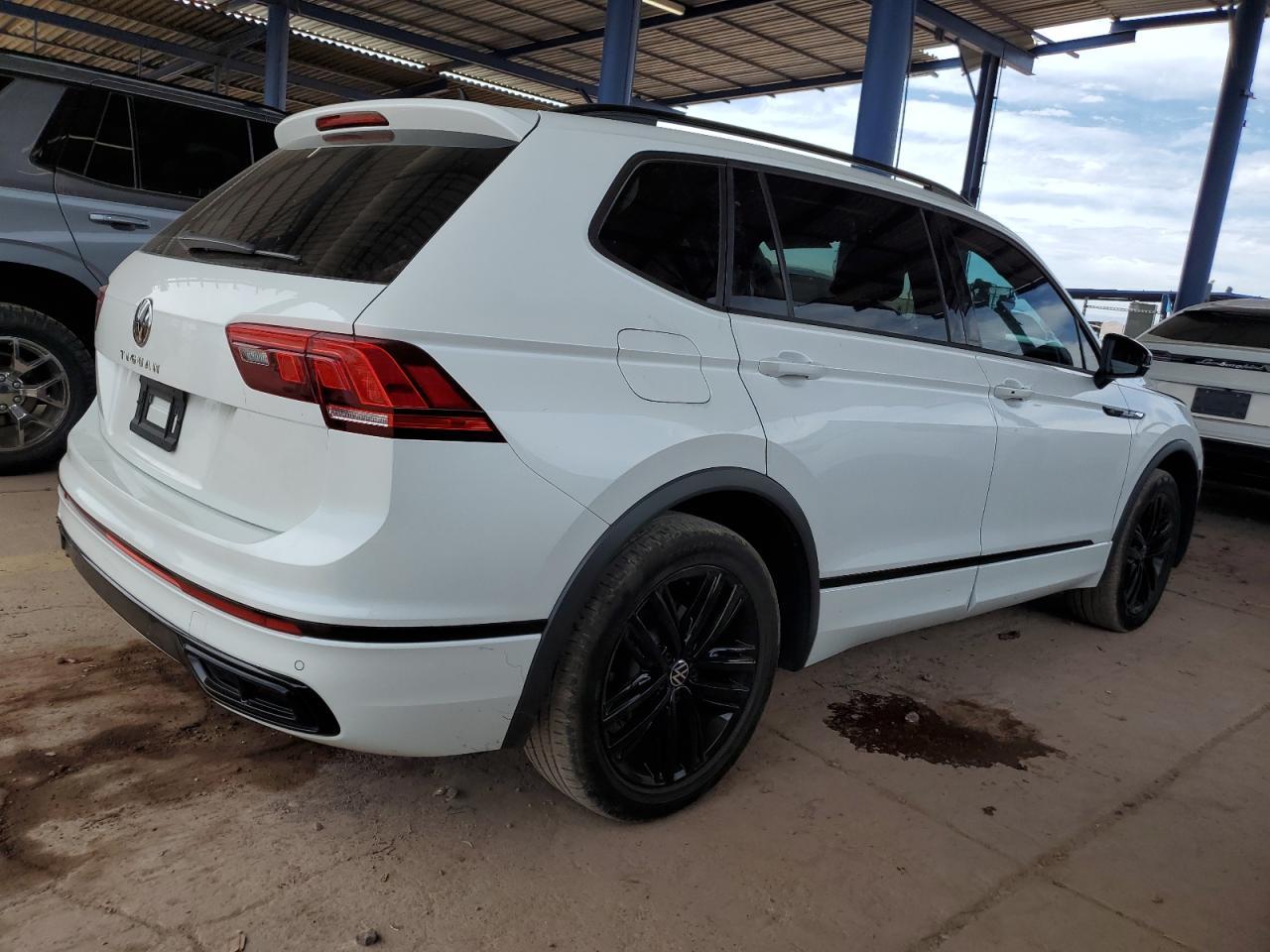 2022 Volkswagen Tiguan Se R-Line Black - Image 3