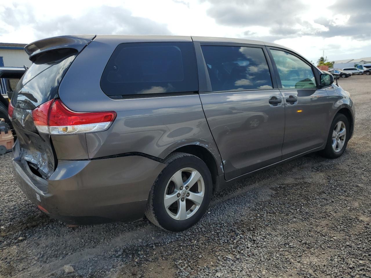 2011 Toyota Sienna Base - Фото 3